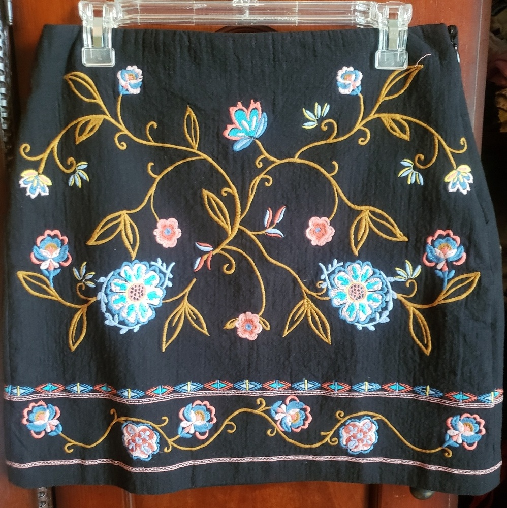 GORGEOUS NWT Loft embroidered skirt